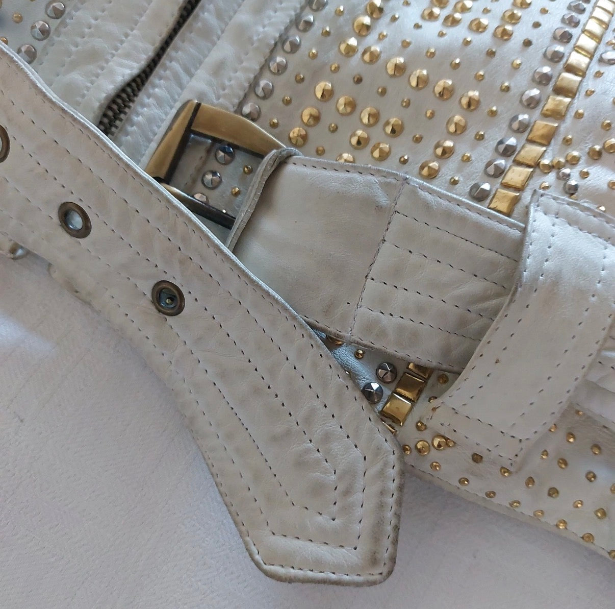 Giacca Gianni Versace Vintage Anni 90 in Pelle con Borchie Oro e Argento – Made in Italy