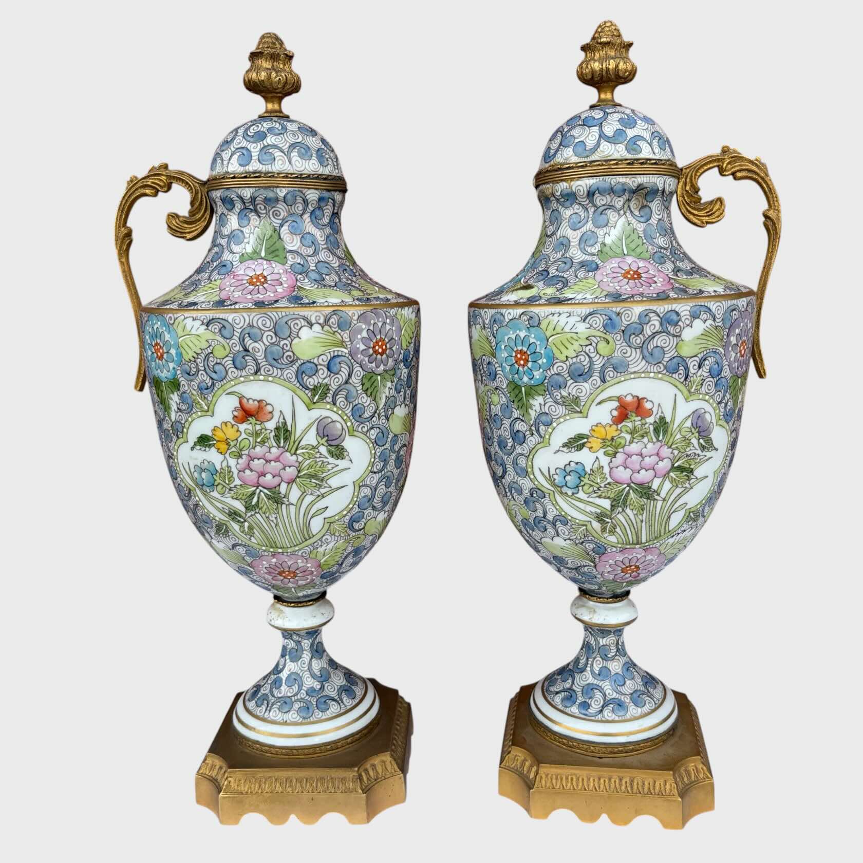 Coppia di vasi con coperchio motivo  floreale sevres in ceramica con dettagli in ottone