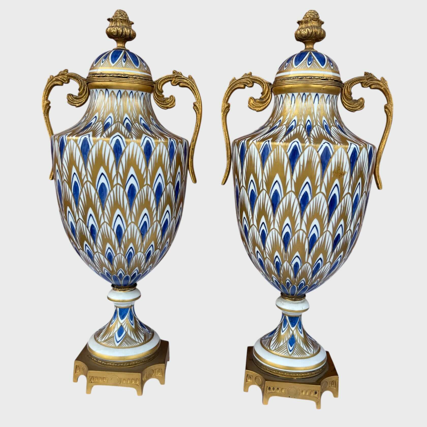 Coppia di Vasi con coperchio disegni geometrici e colore oro blu, manicie base in ottone dorato